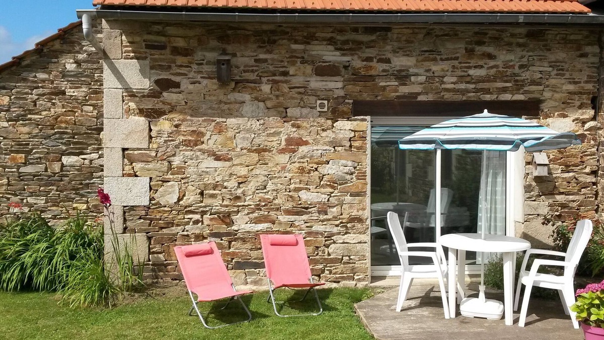 Lannion Apartment | Bright gîte with terrace and quiet garden