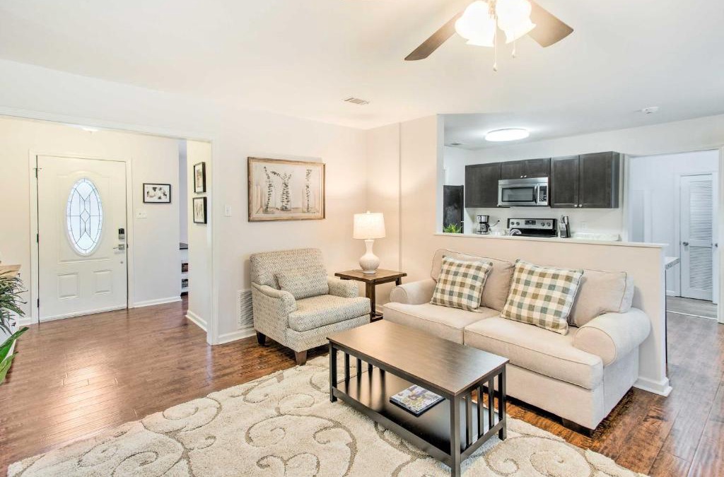 Hinesville House | Bright Hinesville Home, 43 Mi to Savannah!
