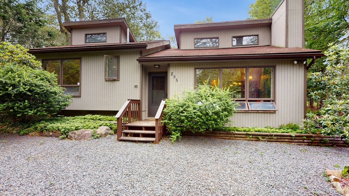 Tobyhanna House | Bright home with deck, grill - pet friendly & close to water parks