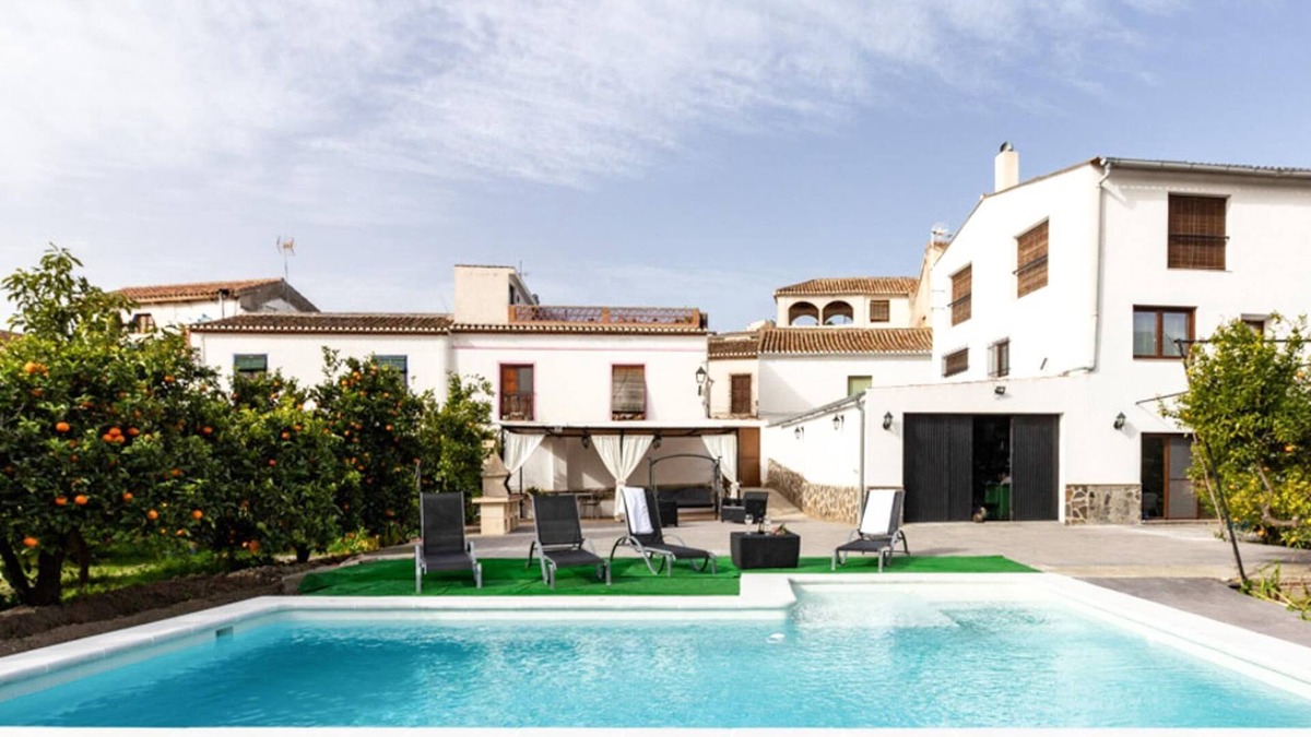 Chite Villa | Bright house with terrace and orange garden
