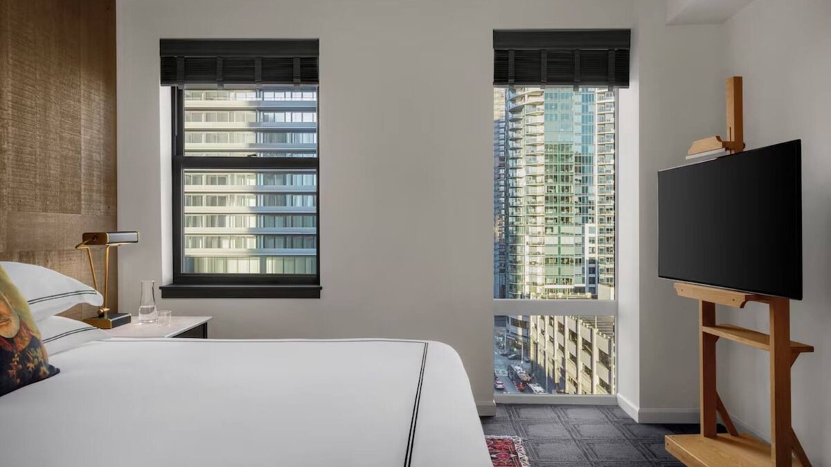 Downtown Seattle House | Bright King Room with Floor-to-Ceiling Views in Seattle's Belltown!