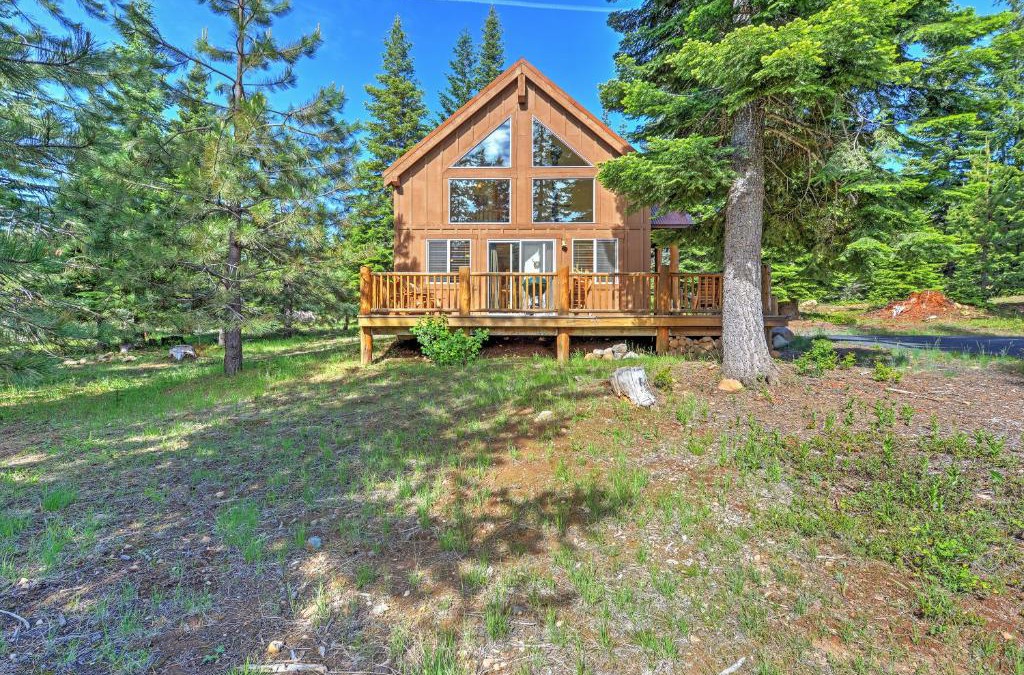 Klamath Falls House | Bright Klamath Falls Cabin with Deck and Mtn Views!