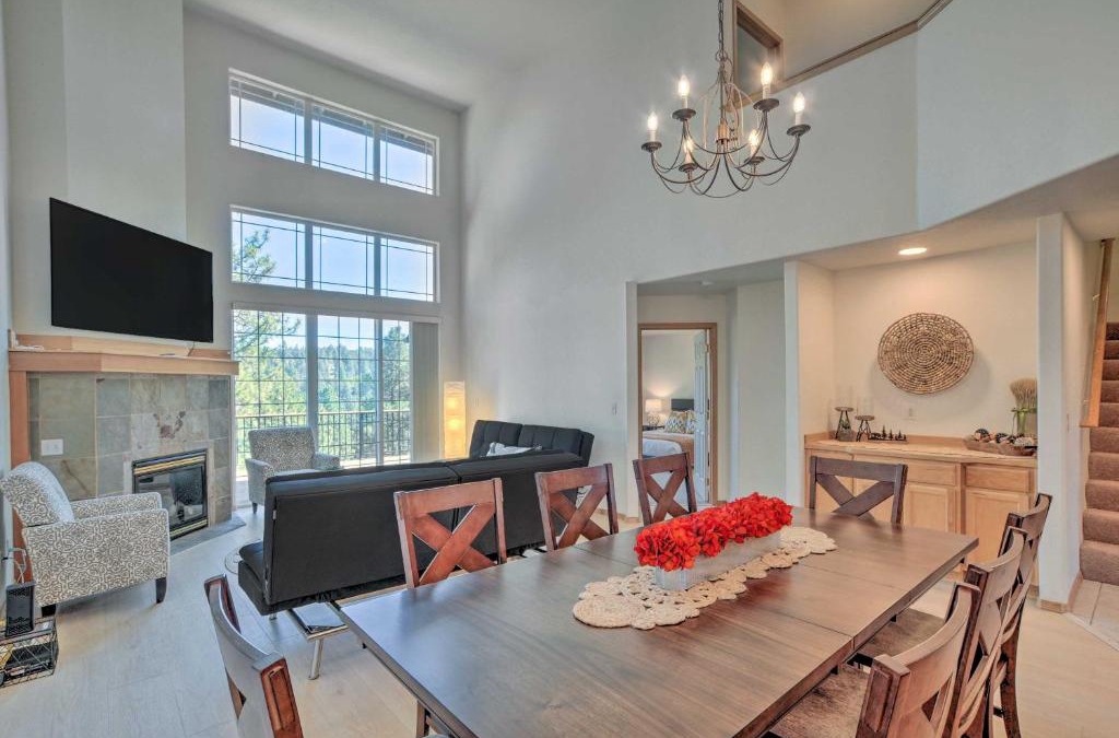 Klamath Falls House | Bright Klamath Falls Townhome with Resort Perks