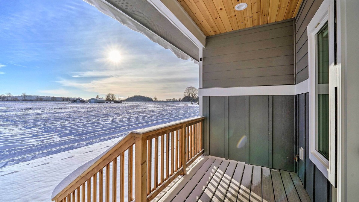 La Conner Condo | Bright La Conner Getaway w/Mountain Views!