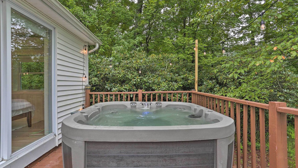 Swan Lake House | Bright Lake House with Hot Tub!
