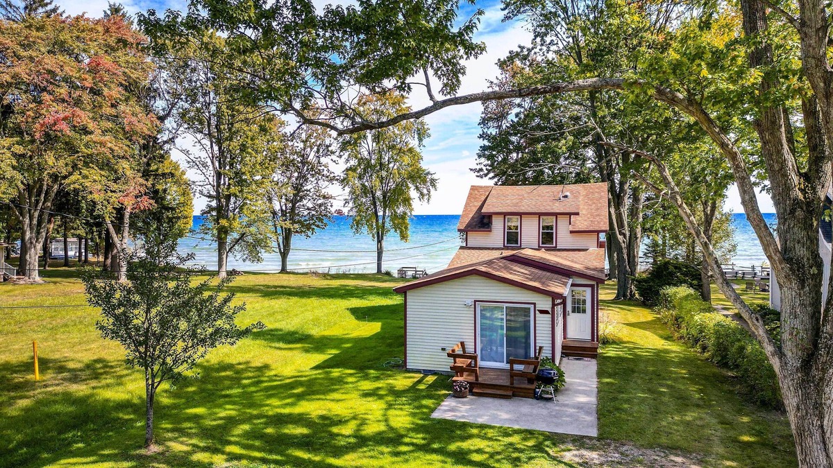 Lexington Cottage | Bright Lakefront Cottage w/ Deck & Fire Pit!