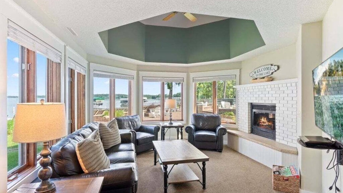 Nisswa Condo | Bright Lakefront Getaway, steps from sandy Gull Lake beach