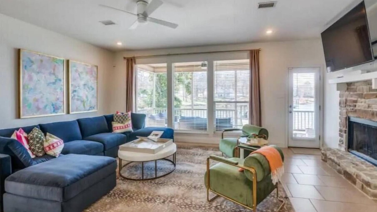 Enchanted Oaks House | Bright lakeside bliss. Your vibrant retreat awaits!