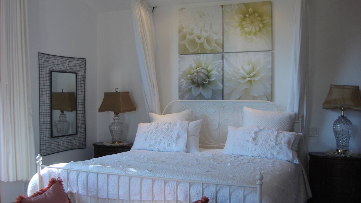 Tarzana Apartment | Bright, large apartment overlooking the golf course.