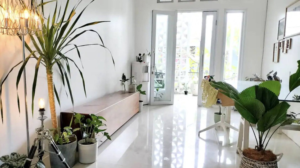 South Tangerang House | Bright leafy home with Biznet up to 250 Mbps 3+1BR