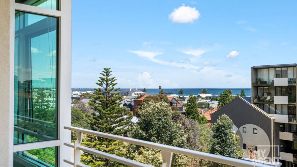 Port Melbourne Apartment | Bright, Light Filled 1-Bedroom Apartment