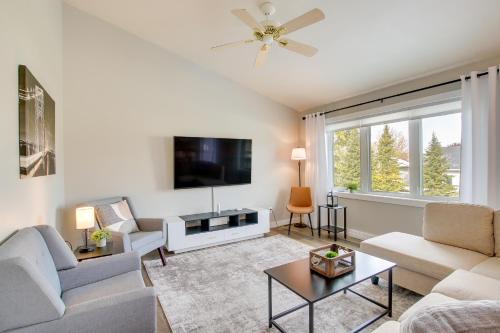 Little Chute Apartment | Bright Little Chute Condo with Deck and Yard!