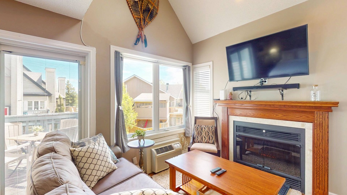 Craigleith House | Bright, lofty condo w/2 decks & shared pool, tennis - walk to lift