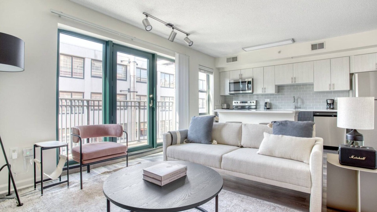Logan Circle Apartment | Bright Logan Circle 1BR w/Gym, W/D & Pool, walk to bars, by Blueground