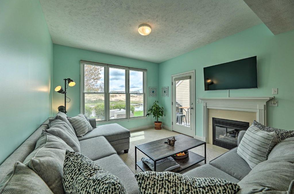 Manistee Apartment | Bright Manistee Condo with Beach and Pool Access!