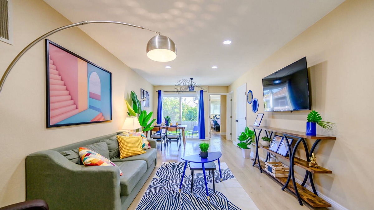 Davis Tract House | Bright & Modern 2BR Retreat– Stylish & Central