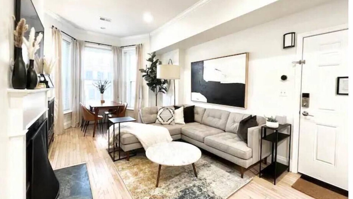 H Street Corridor House | Bright & Modern 3BD/3BA Rowhouse in Capitol Hill - Free Parking for 2 Vehicles