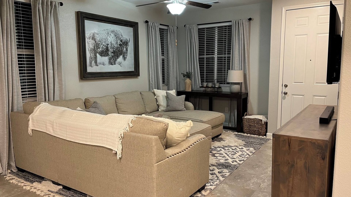 Sparks House | Bright & Modern 3BR Home W/Garage