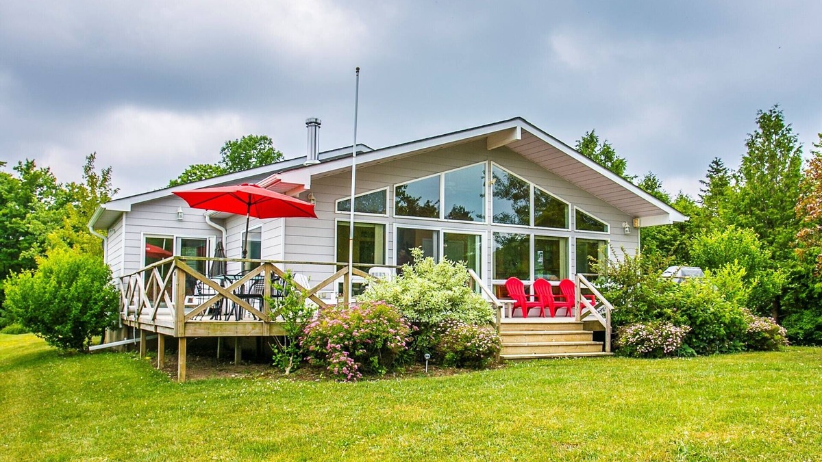 Bluewater Cottage | Bright Modern All Season Open Concept Cottage - 5 minutes from Bayfield
