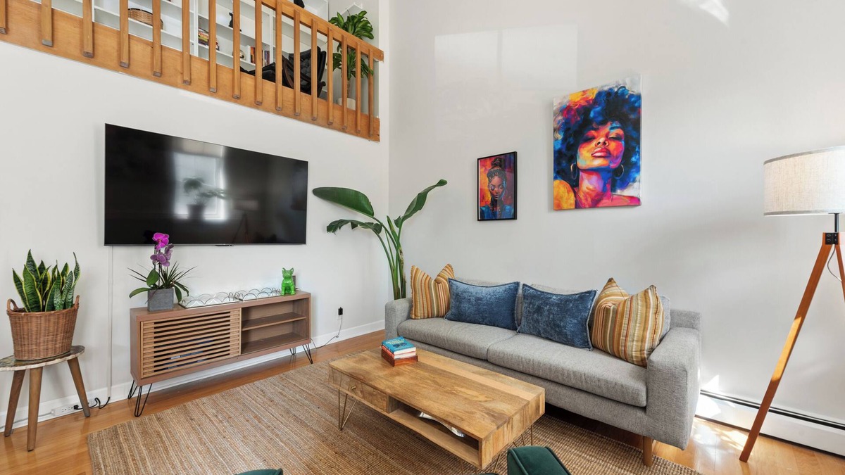 Downtown Condo | Bright & Modern Condo By Yale 3 Bedrooms,GYM, AC, Prime Location