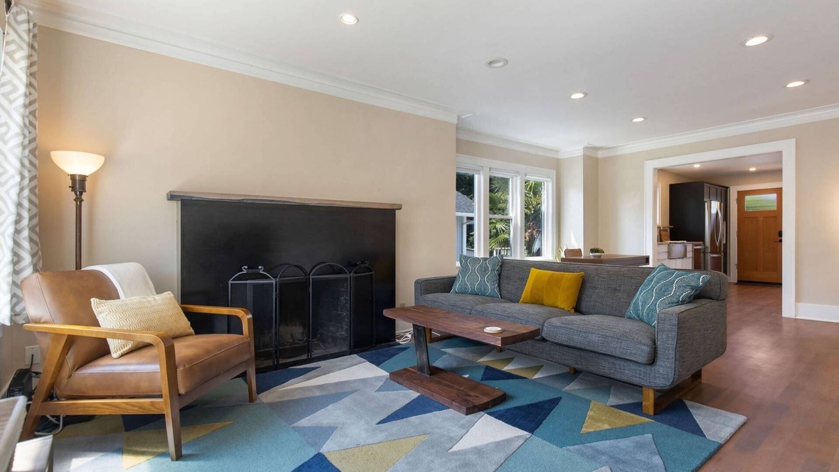 Phinney Ridge House | Bright & Modern Cottage in Ballard |Fenced Yard, Deck, Walk to Local Restaurants-10 Min to Downtown