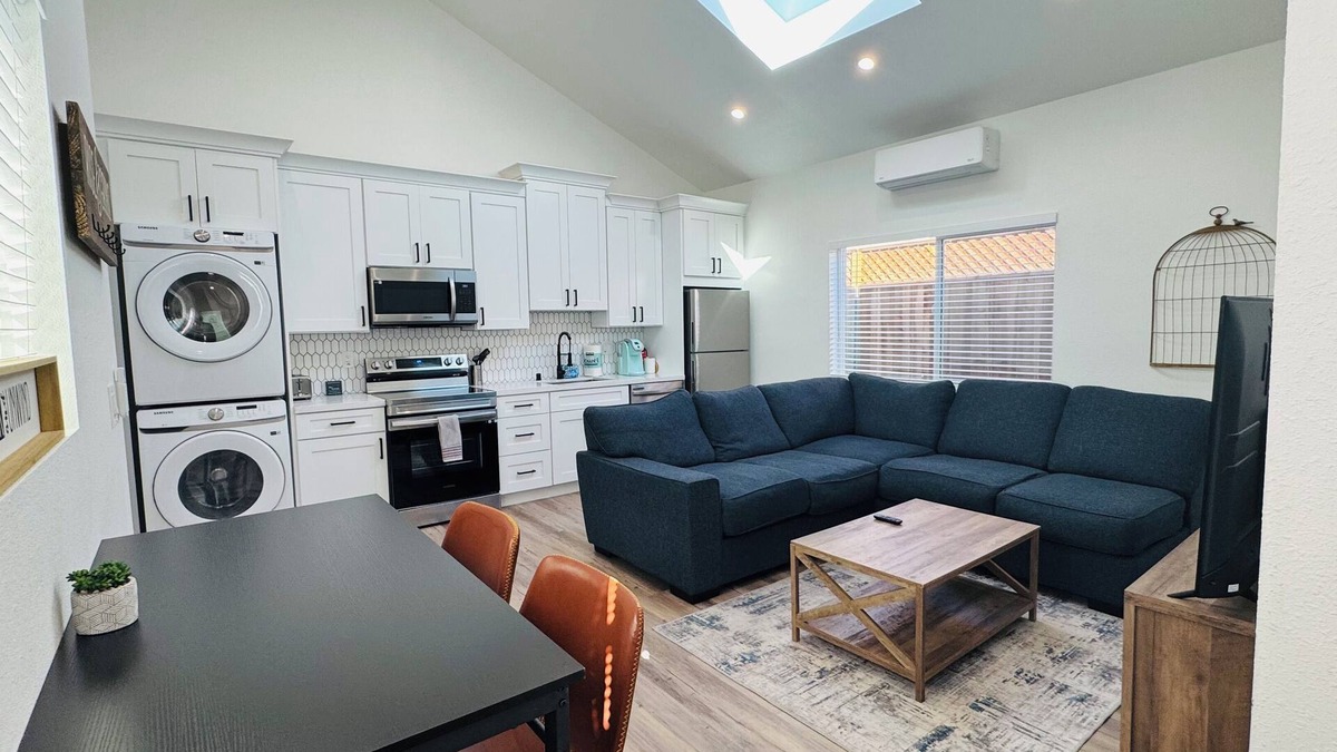 Pleasant Hill Cottage | Bright & Modern Gem: Central Location ~ NewnEntire 2BD/1BA Guesthouse