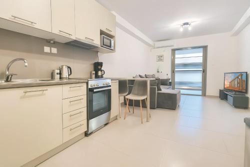Moschato-Tavros Apartment | Bright & Modern home in Athens
