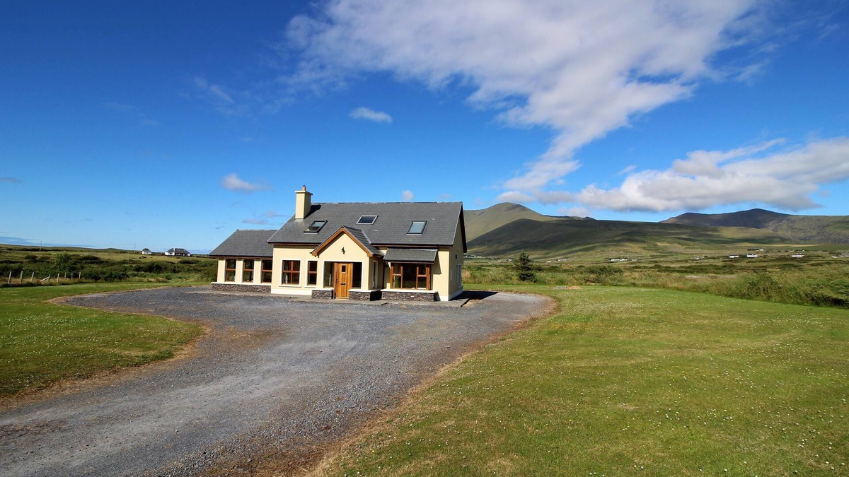 Ballydavid House | Bright, Modern House on the Dingle Peninsula. Wifi Available.
