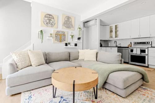 Winding Trail House | Bright & Modern - King Suite - Creekside Trail