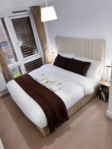 Highams Park Apartment | Bright Modern London 2-Bed Apartment with 2-Bath & Balcony View