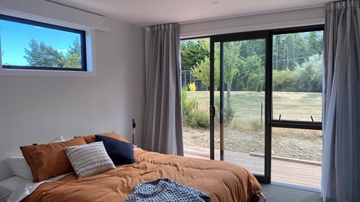 Lake Hawea Hotel | Bright, modern, open plan and 5-mins walk to Lake Hawea