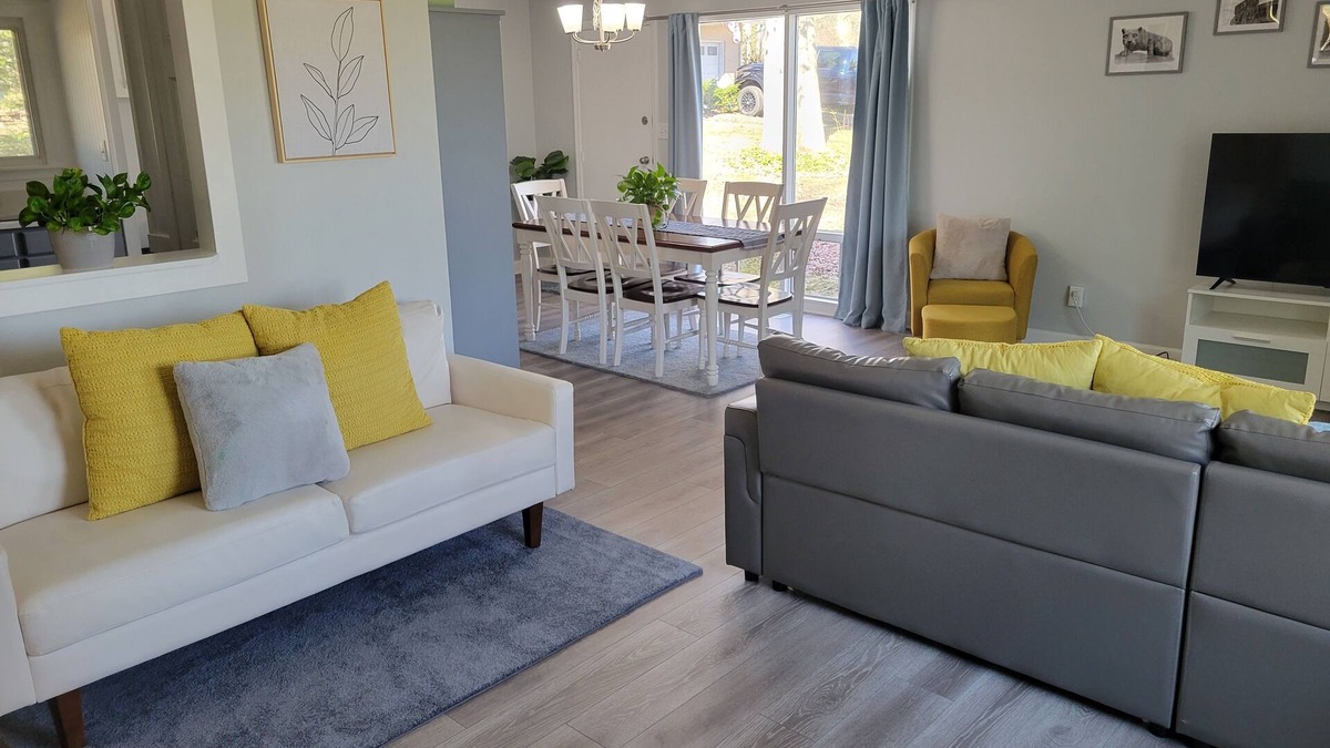 Park Forest Village House | Bright, Modern Park Forest Home, 2.5m to Penn State! Breakfast included.