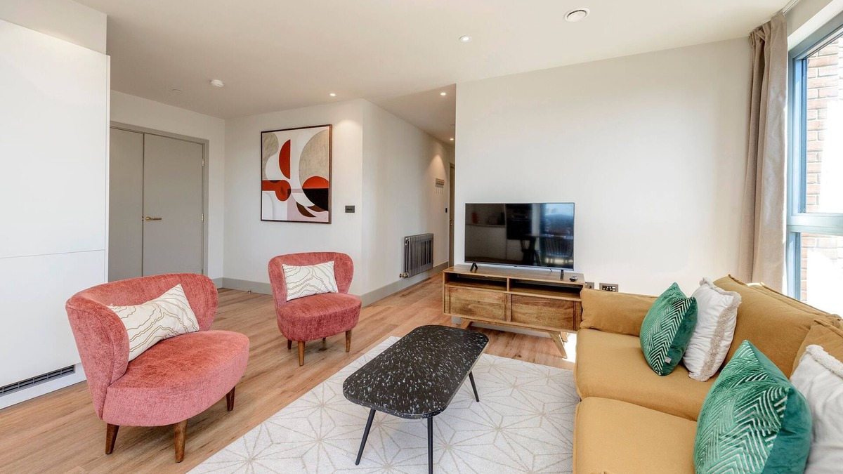 Tottenham Hale Apartment | Bright Modern Retreat