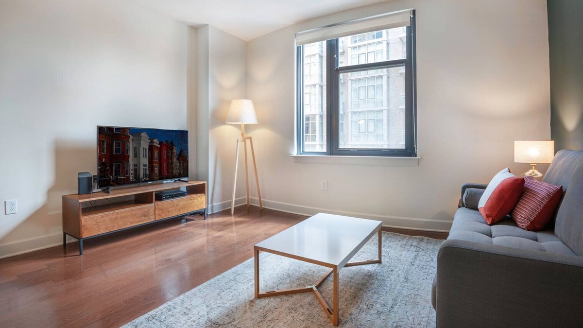 Mount Vernon Triangle Apartment | Bright Mt. Vernon 1BR w/ Gym, W/D, 2 Pools & Rooftop by Blueground