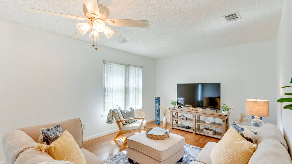 Navarre Cottage | Bright Navarre Vacation Rental, 2 Mi to Beach!