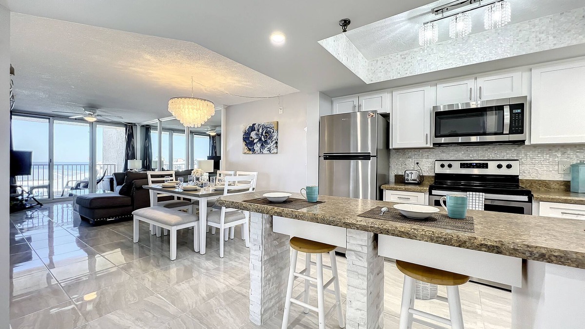 Horton Shores Condo | Bright Oceanview Condo Steps to Sand & Flagler Dining Scene