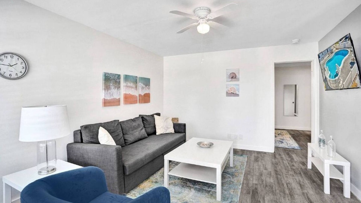Pompano Beach Condo | Bright Pompano Beach Aparthotel: Poolside Bliss Just Steps from the Shore!
