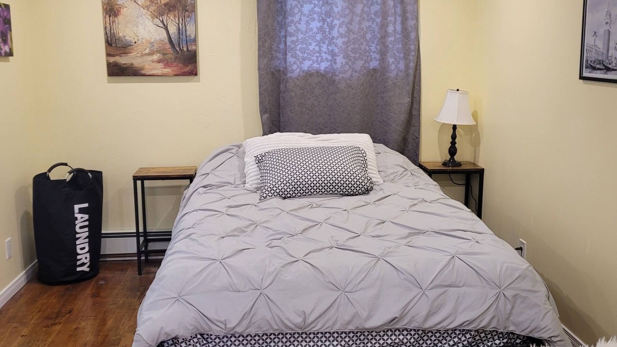 South Stormont Apartment | Bright Private Studio: Near Downtown Core