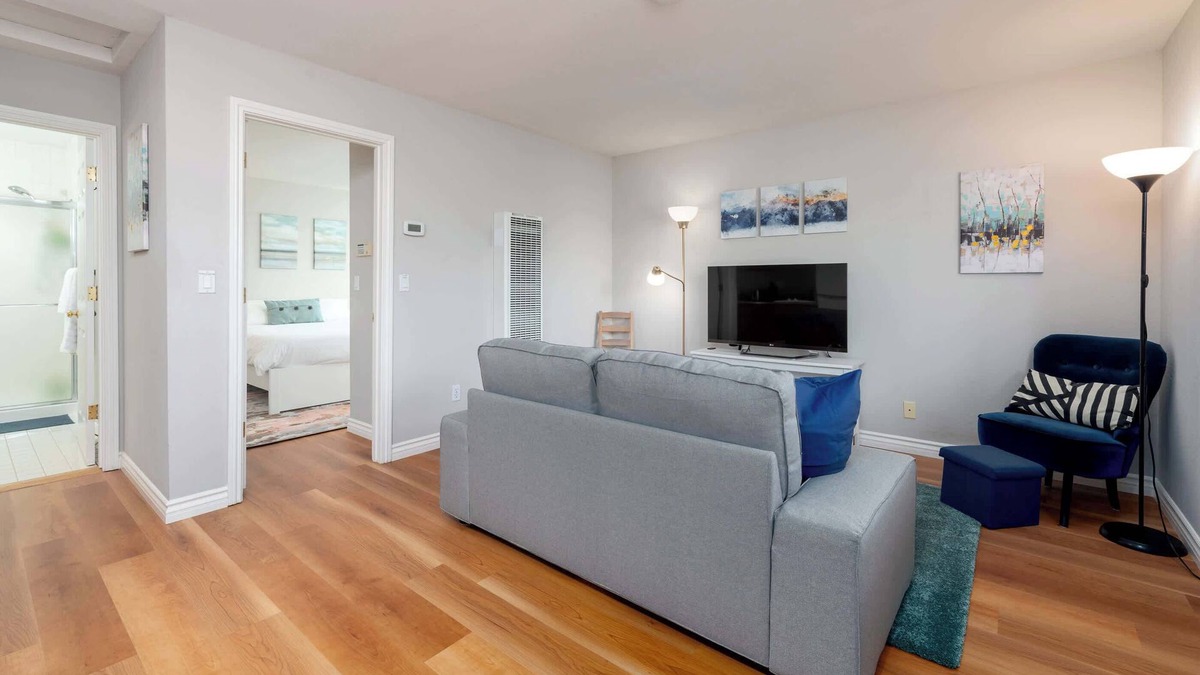 Shoreline West House | Bright, Quiet, Comfy 1BR Cottage in Mountain View
