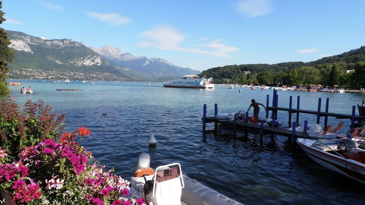 Annecy-le-Vieux Apartment | Bright, quiet, refurbished apartment, 5 min. from lake, 2 min. from shops