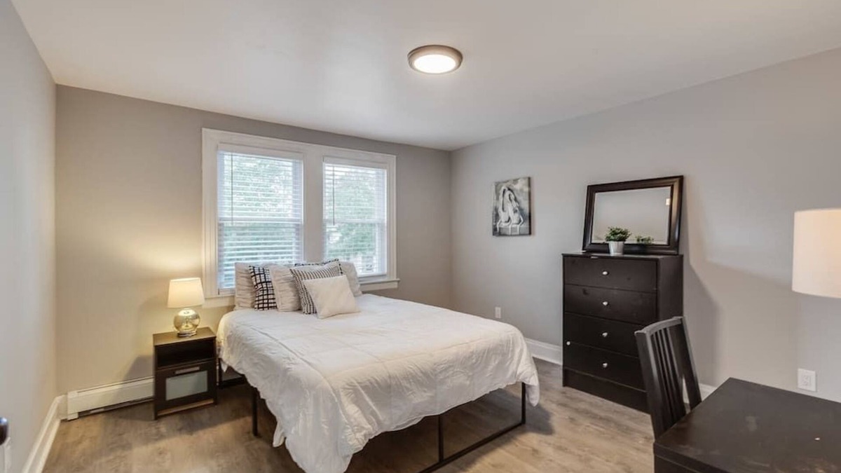 Weequahic Apartment | Bright Renovated 6-BR Duplex Apt - Newark near EWR