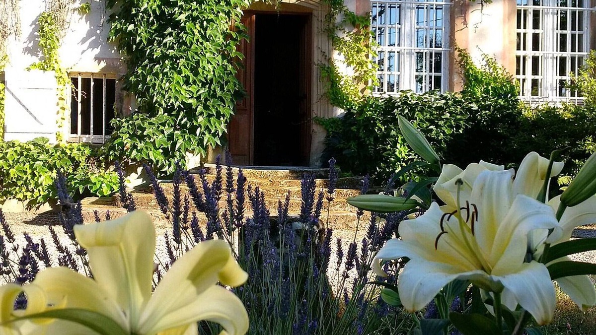Aydoilles Bed & Breakfast | Bright room with common areas and tennis court in Aydoilles