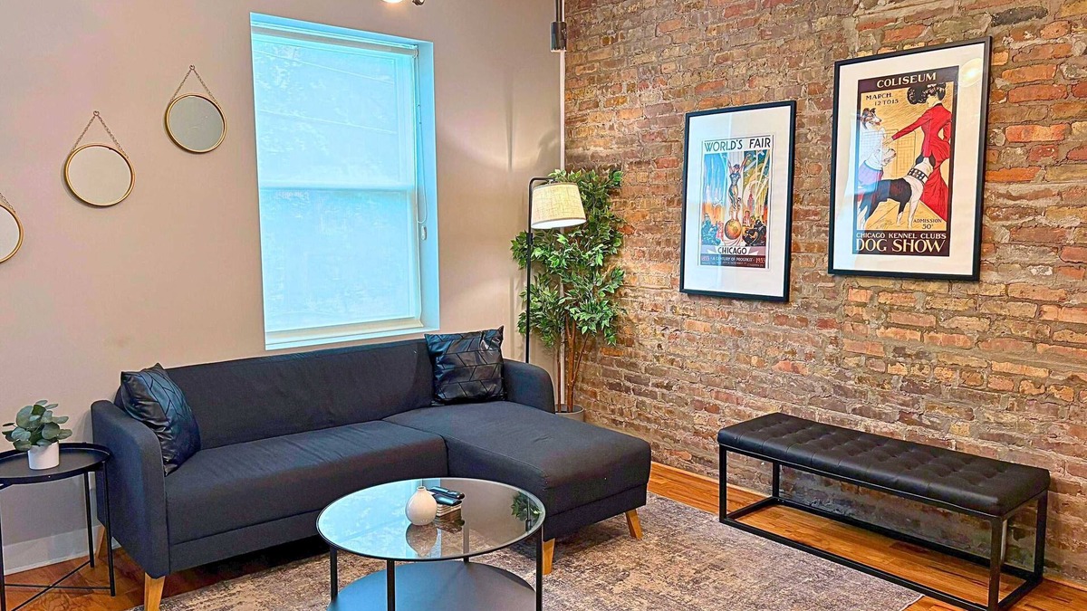 Pilsen Apartment | Bright & Roomy 3BR in Pilsen
