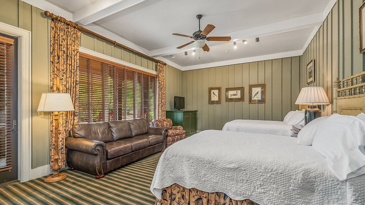 Mill Spring Cabin | Bright's Creek Double Queen with Deck and pet friendly-Near TIEC, Hendersonville