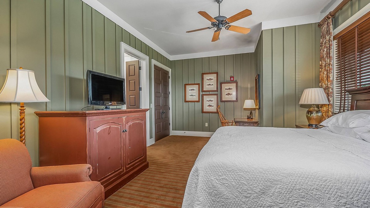 Mill Spring Cabin | Bright's Creek Lodge - Queen Room- Near Tryon and TIEC, Hendersonville