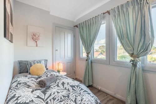 Burwood House | Bright Single Room - Seconds to Bus Station & Park - Close to Chinatown - Shared Bathroom