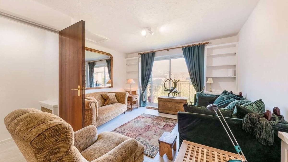 St. Mary's Park Apartment | ☘ Bright & Smart 2 King-sized Bedroom Haven by the Thames & Battersea Park 🌞