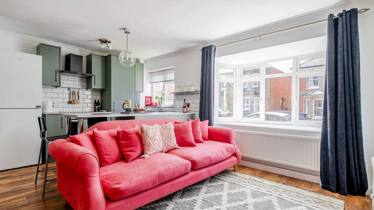 Guildford Apartment | Bright, spacious 1Bed w/parking | Pass the Keys