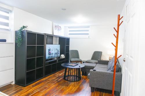 Newtonbrook Apartment | Bright & Spacious 2BR & Parking Near TTC & Shops