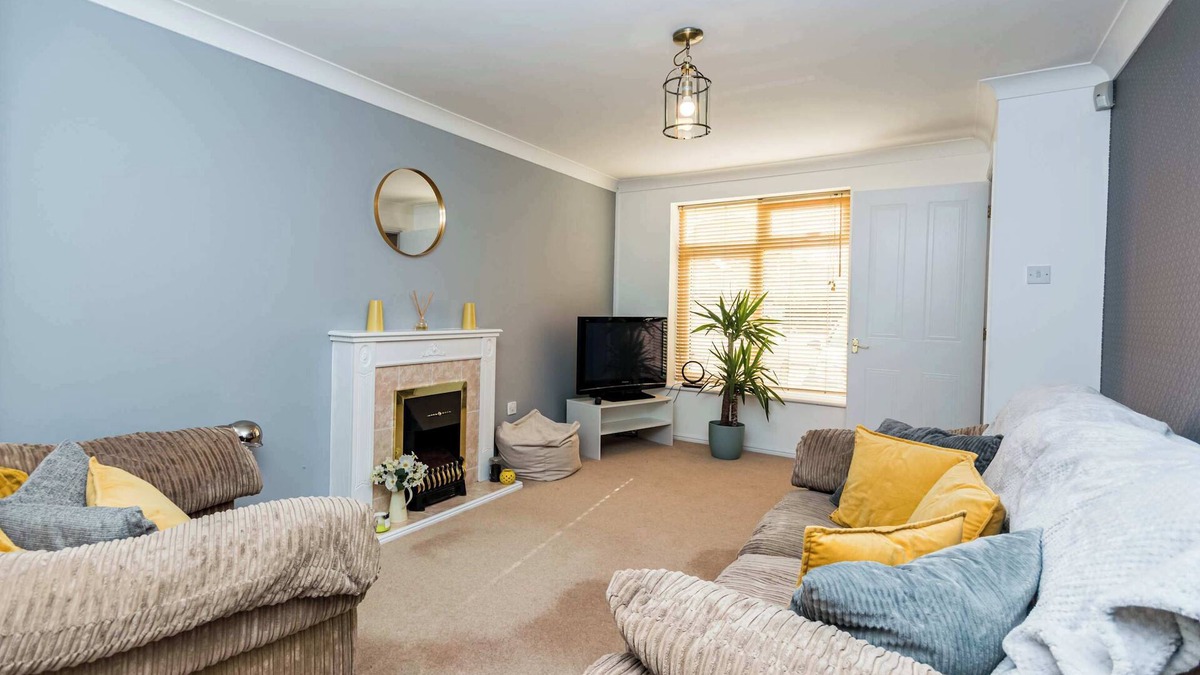 Swindon House | Bright & Spacious 3 Bed Swindon Home with Parking